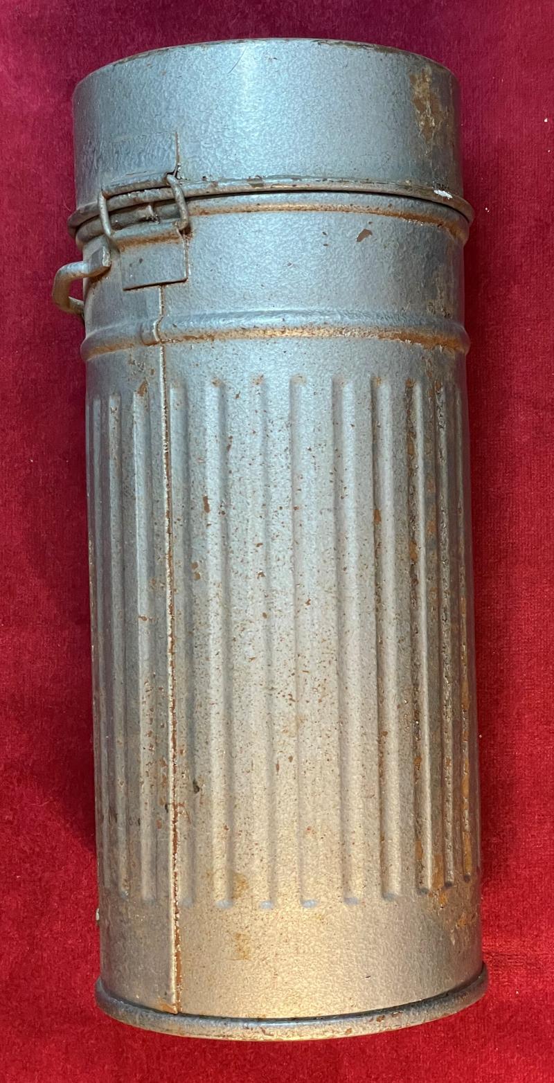 DDR - NVA Gasmask container Medi